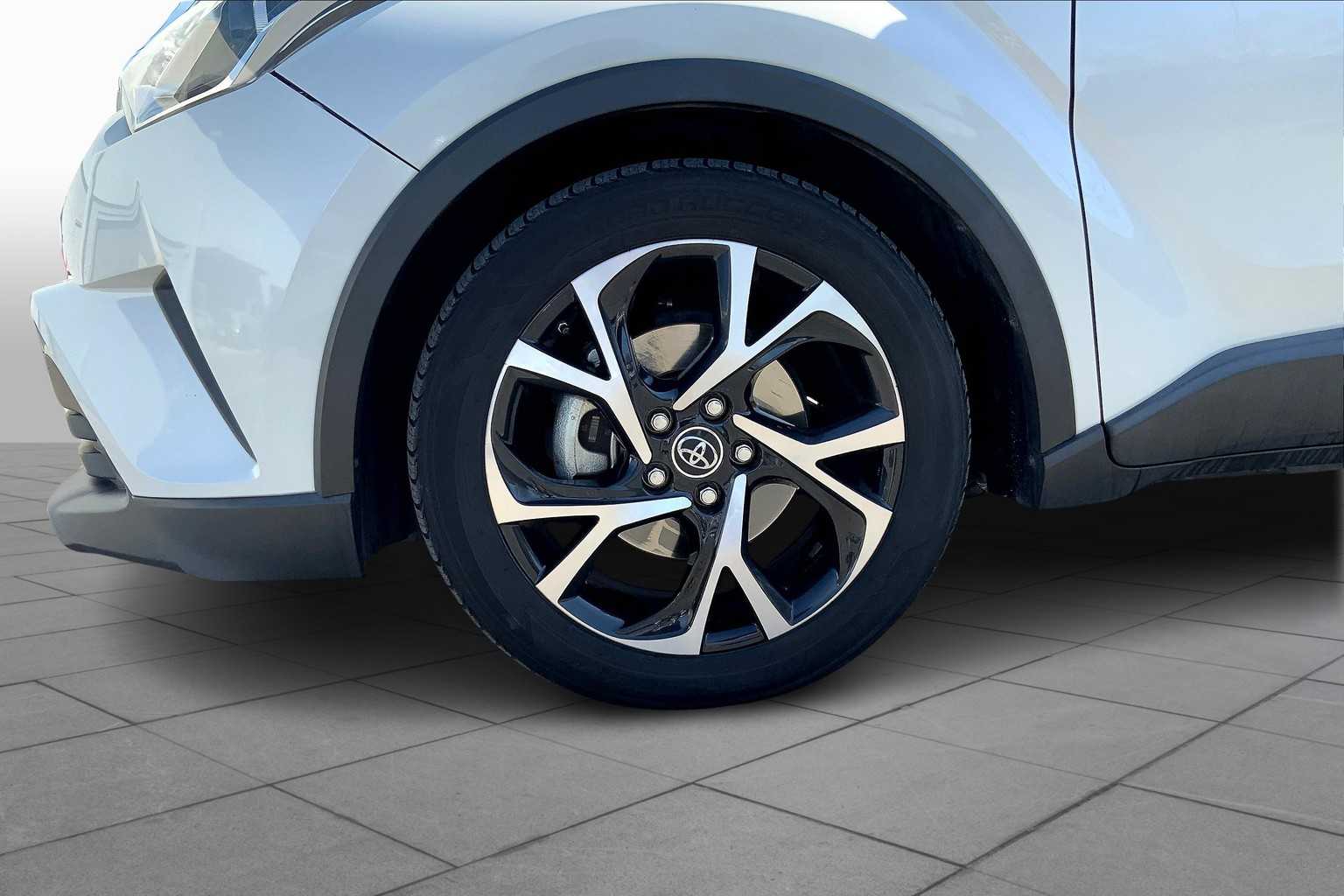 2018 Toyota C-HR XLE photo 9