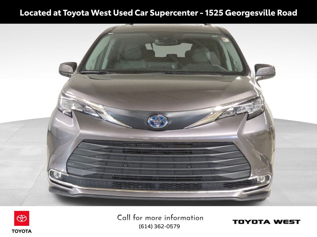 2022 Toyota Sienna XLE photo 2