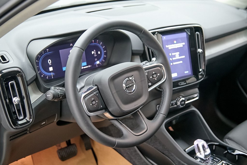 2025 VOLVO XC40 - Image 9