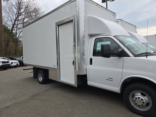 2024 Chevrolet Express Cutaway photo 3