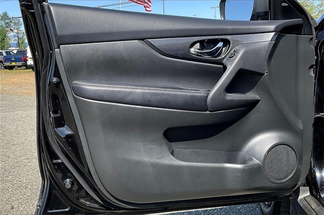 Used 2017 Nissan Rogue SV with VIN 5N1AT2MV8HC810236 for sale in Marysville, WA