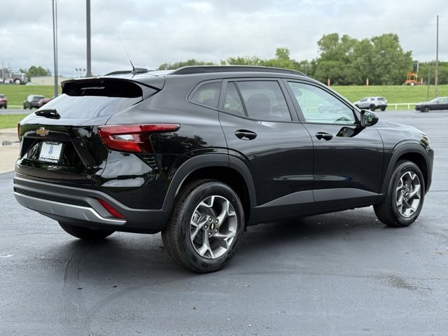 2025 Chevrolet Trax LT photo 2