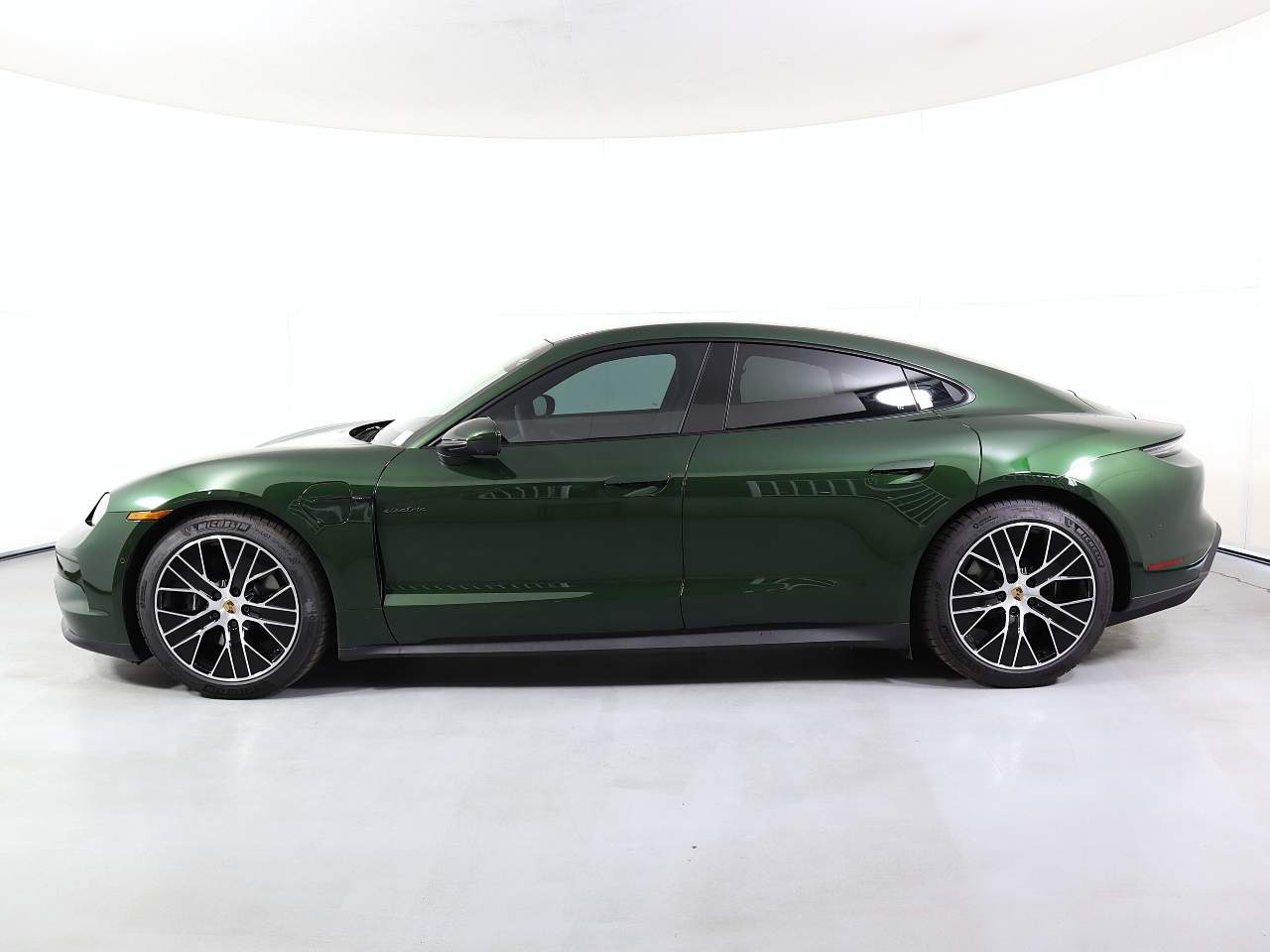2025 Porsche Taycan photo 2