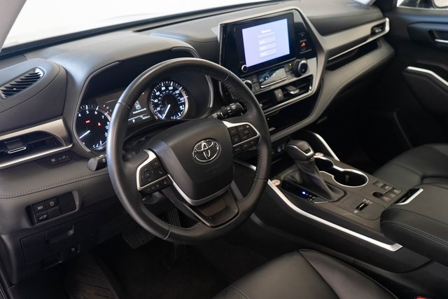 2023 Toyota Highlander L photo 2