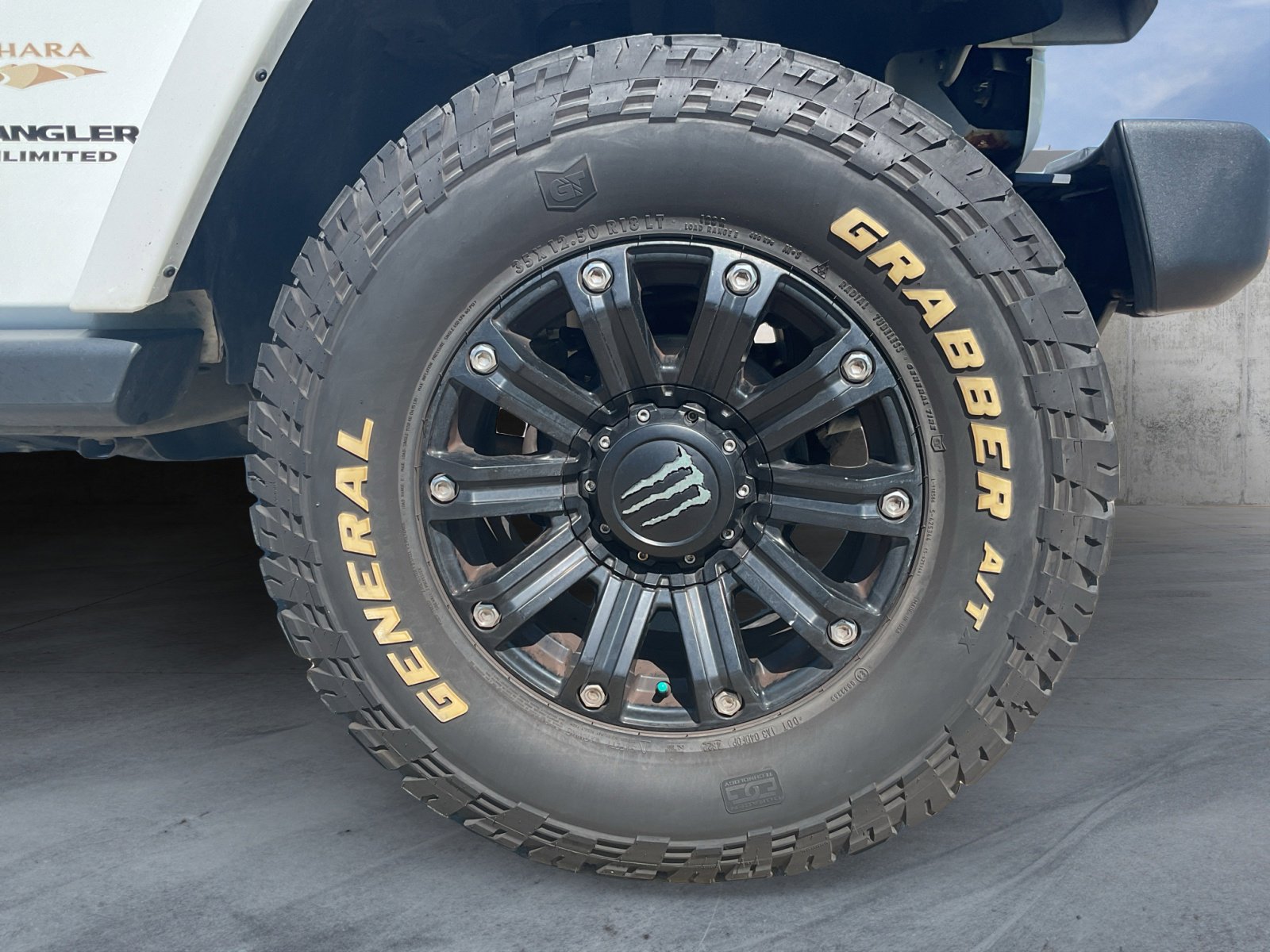 2014 Jeep Wrangler Unlimited Sahara photo 8
