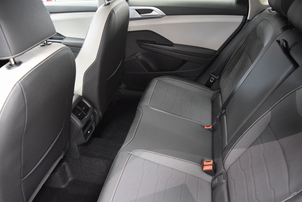 2025 Volkswagen Taos SE photo 3