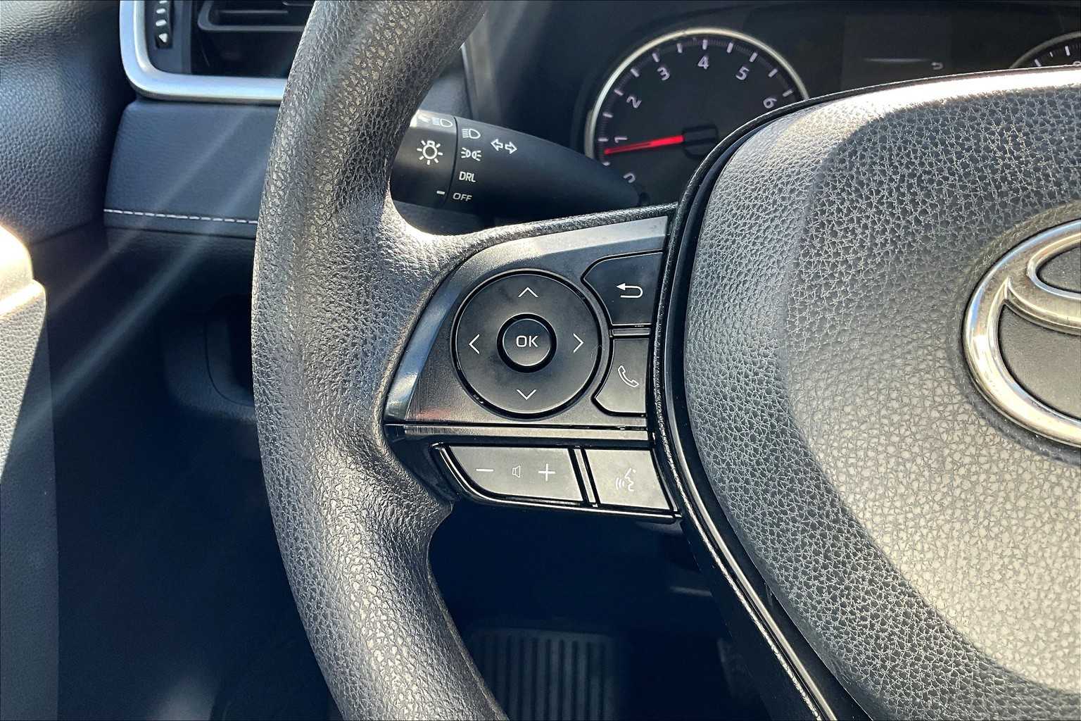 2022 Toyota RAV4 LE photo 23