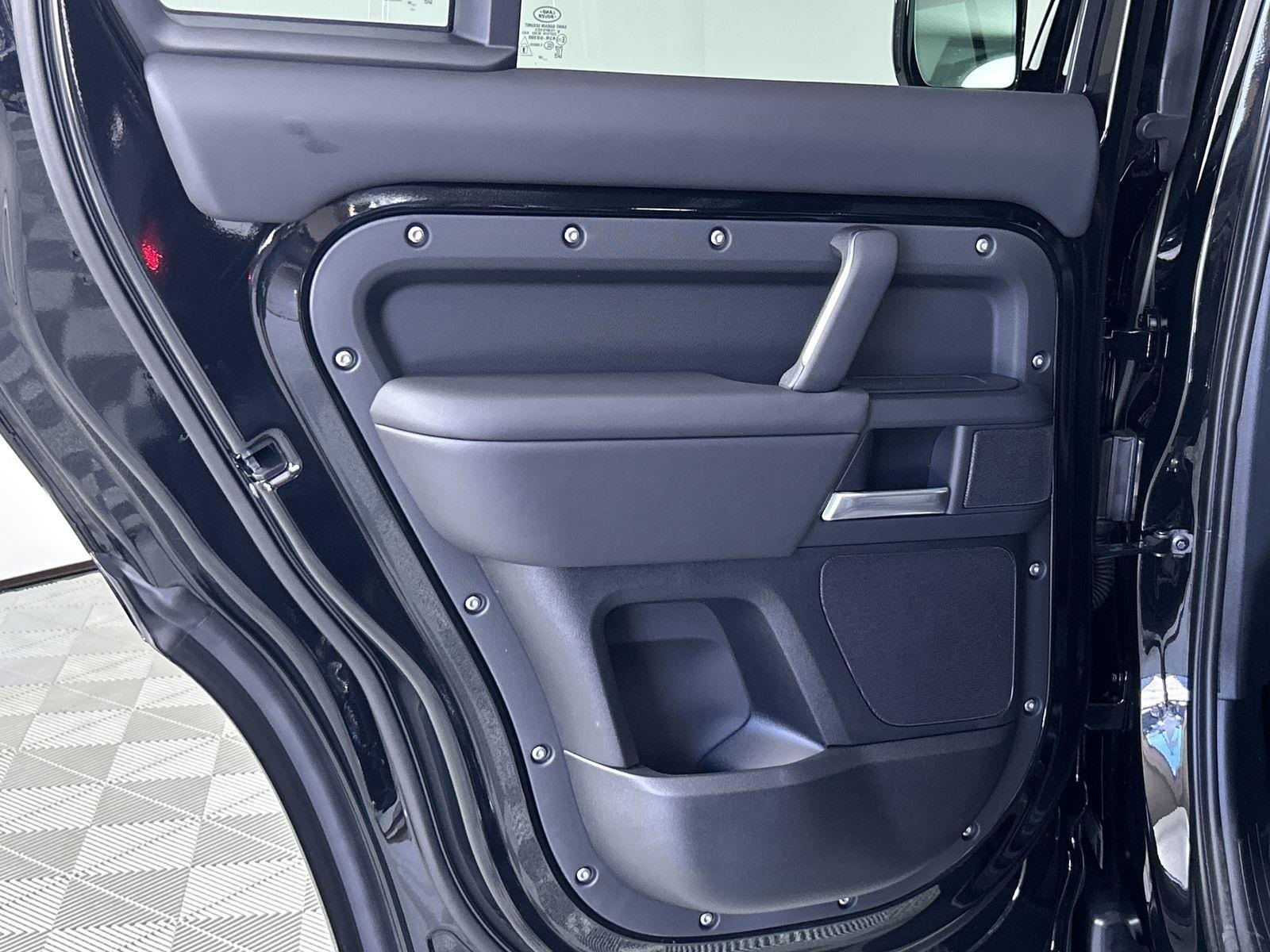 2025 Land Rover Defender 130 X-Dynamic SE photo 24
