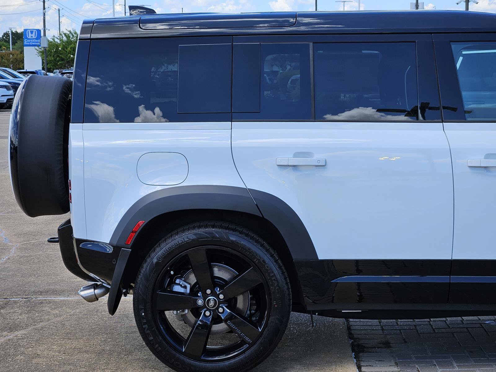 2025 Land Rover Defender 110 X-Dynamic SE photo 5