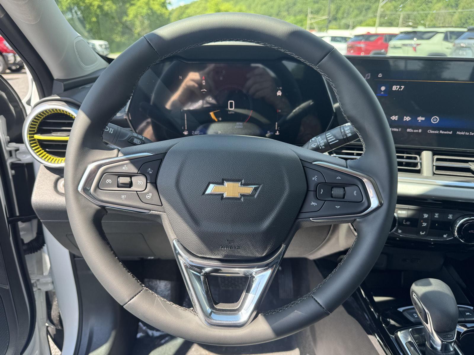 2025 Chevrolet Trax LT photo 13