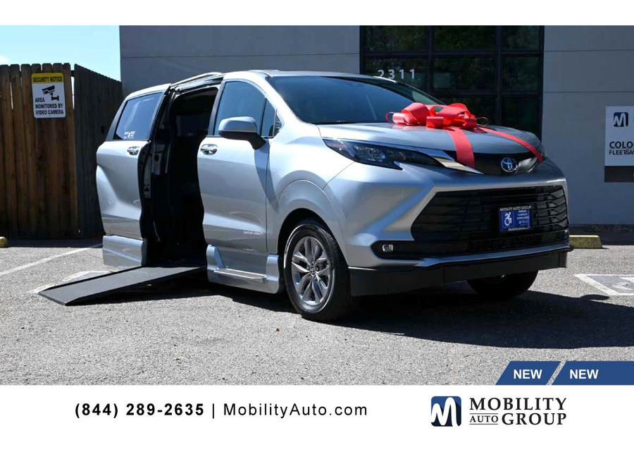 2025 Toyota Sienna XLE's photo