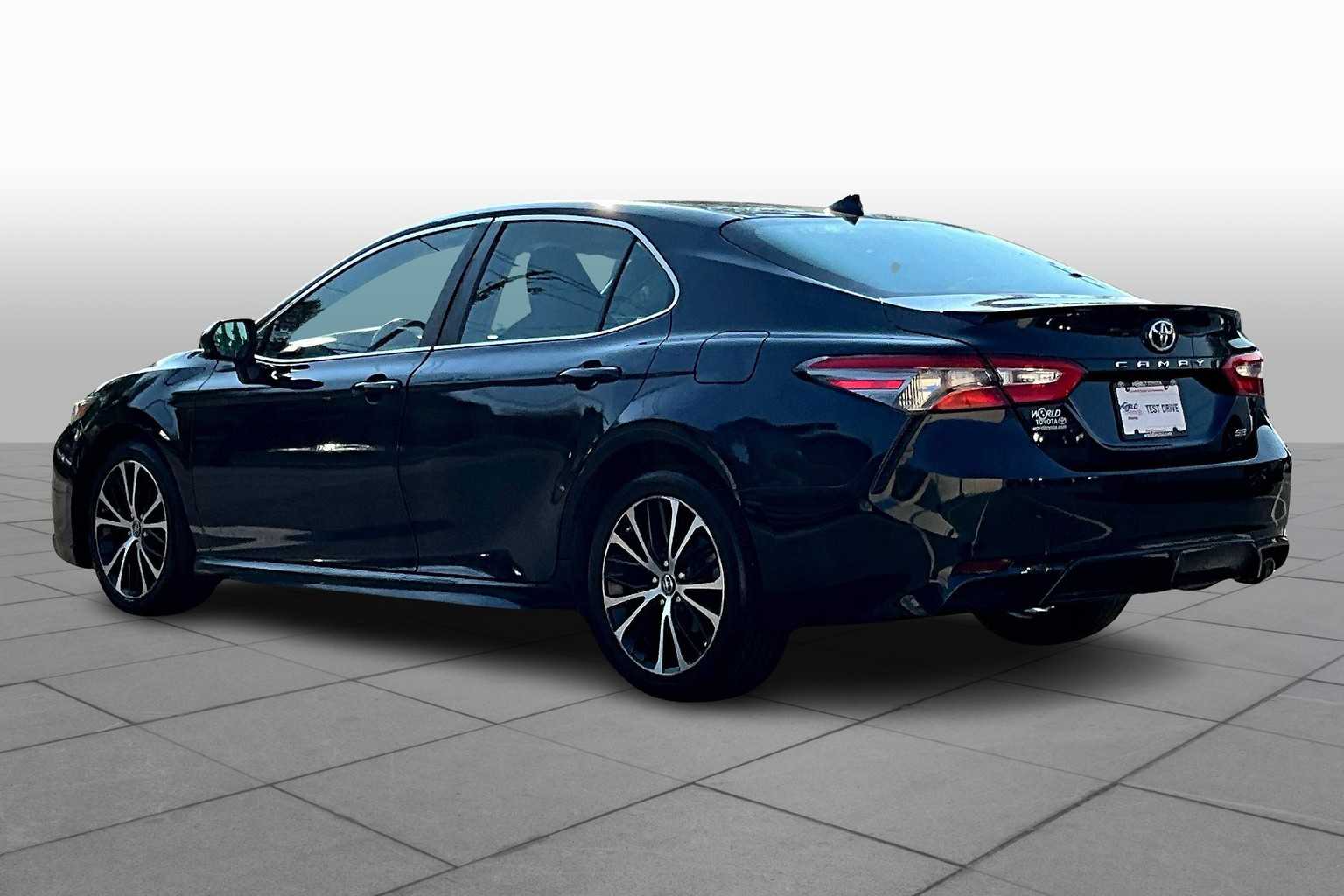 2019 Toyota Camry SE photo 10