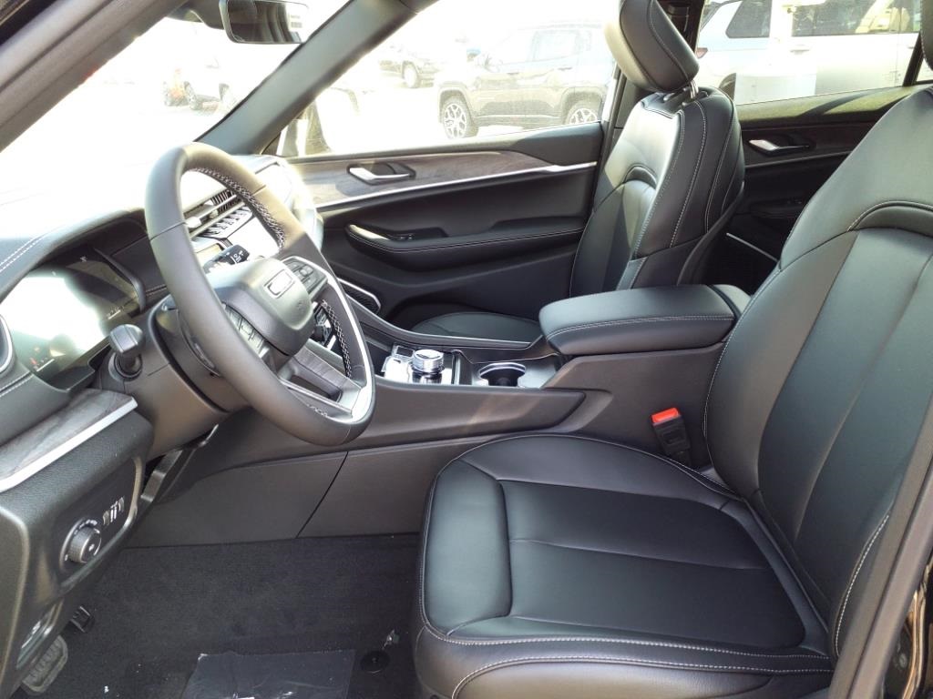 2025 Jeep Grand Cherokee Limited photo 2