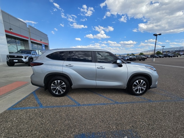 2024 Toyota Highlander Hybrid XLE photo 2
