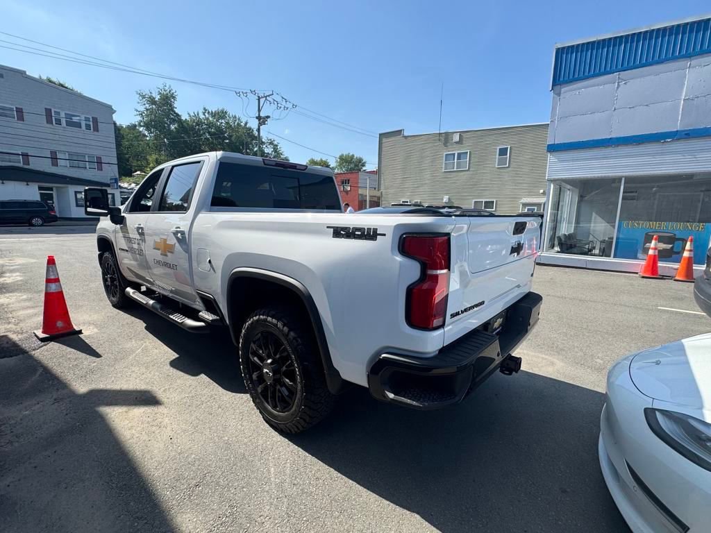 2025 Chevrolet Silverado 2500HD LT photo 3