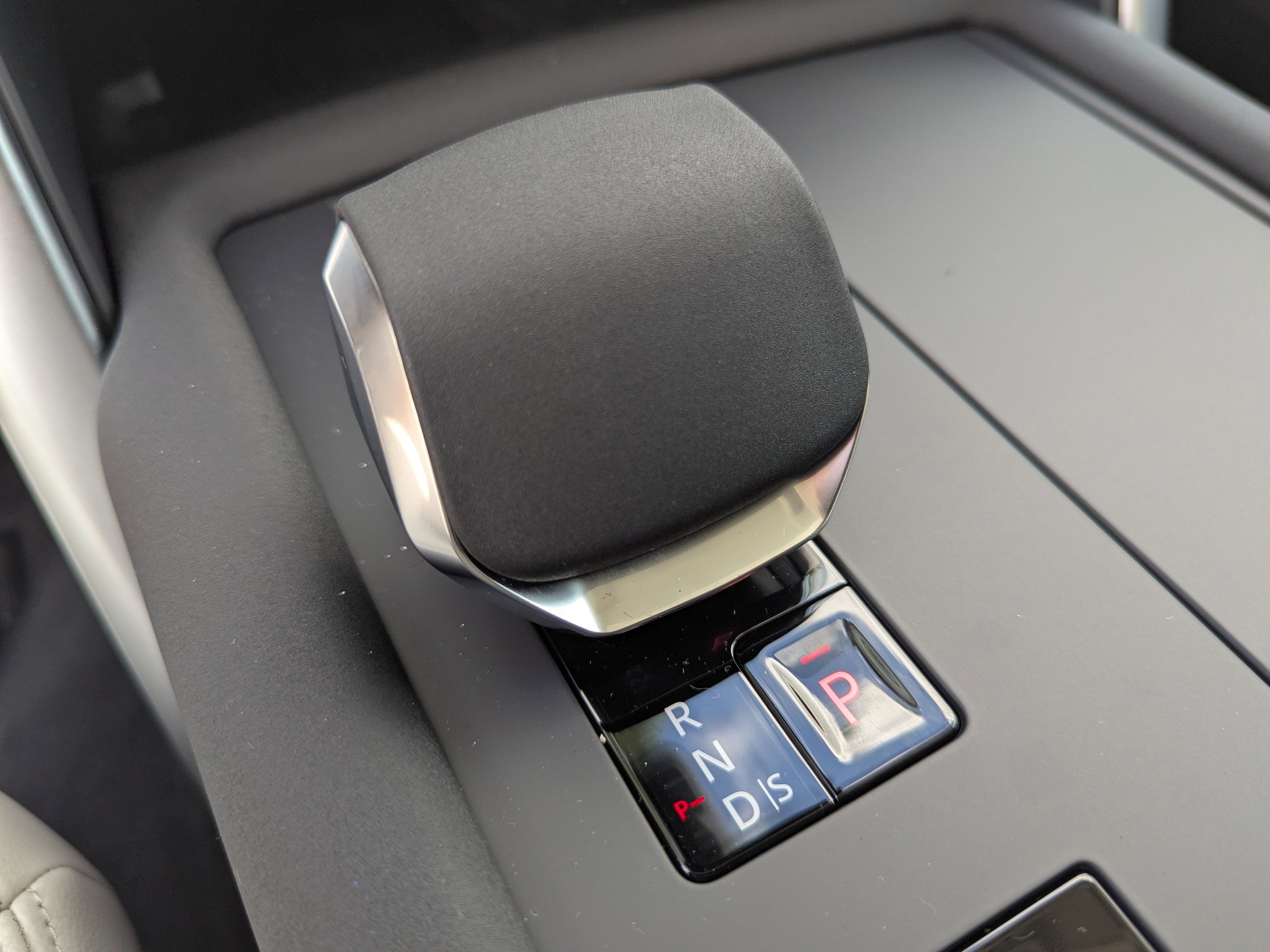 2025 Land Rover Discovery S photo 29