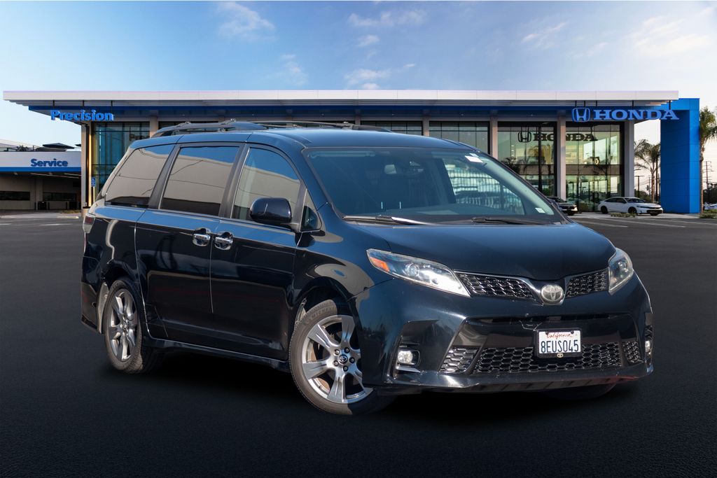2018 Toyota Sienna SE's photo