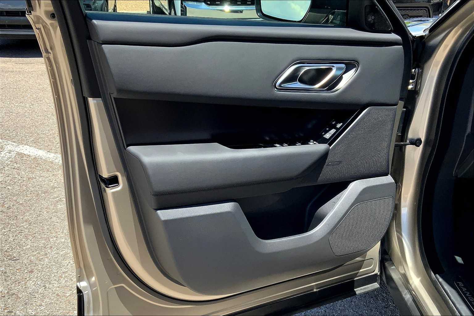 2026 Land Rover Range Rover Velar Velar SE photo 7