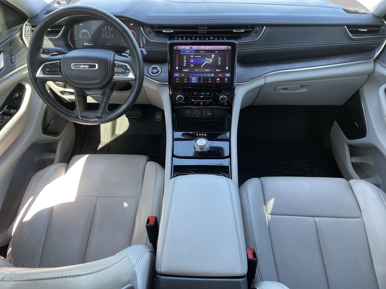 2022 Jeep Grand Cherokee Overland photo 13