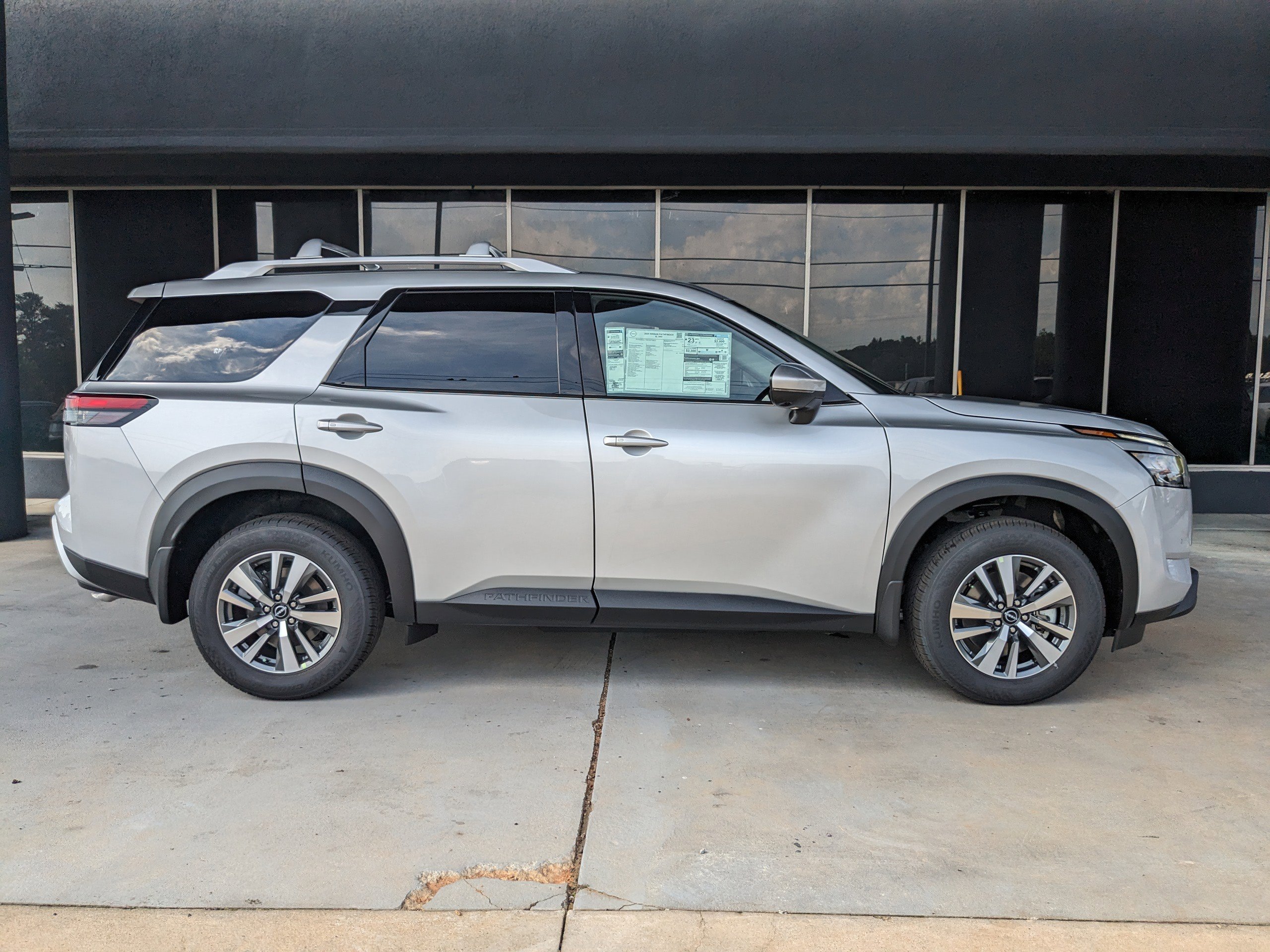 2025 Nissan Pathfinder SL photo 2