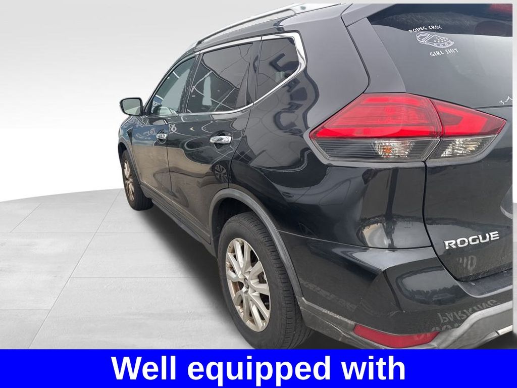 2017 Nissan Rogue SV photo 2