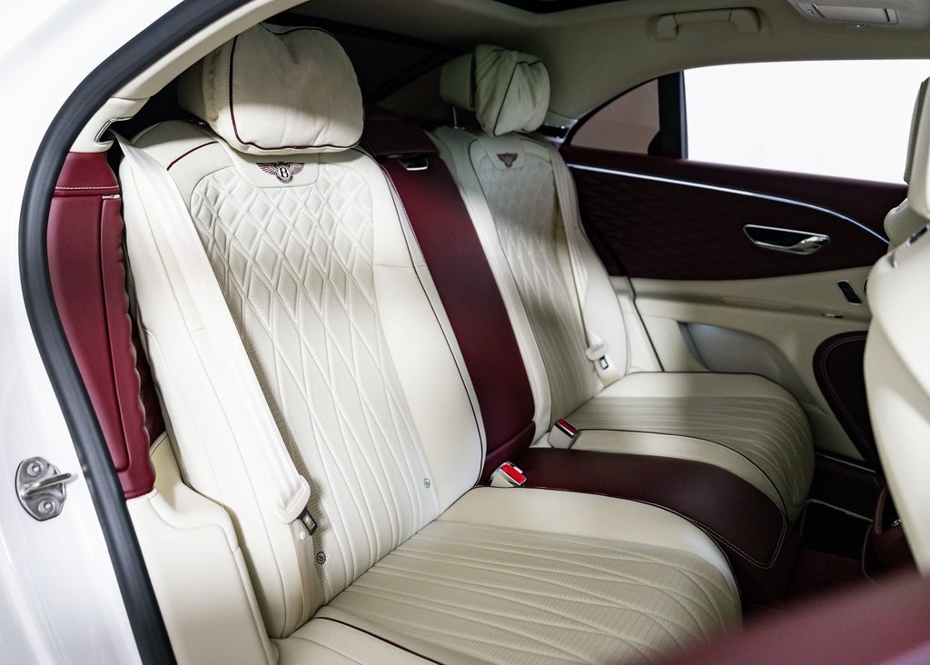 Used 2022 Glacier White Bentley V8 image 22