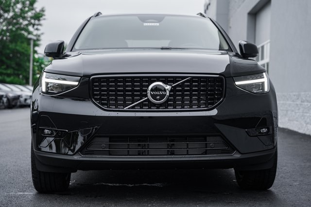 2026 Volvo XC40 AWD Plus photo 2