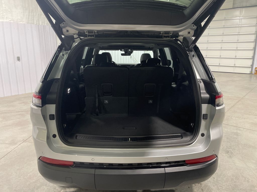 2025 Jeep Grand Cherokee Altitude photo 4