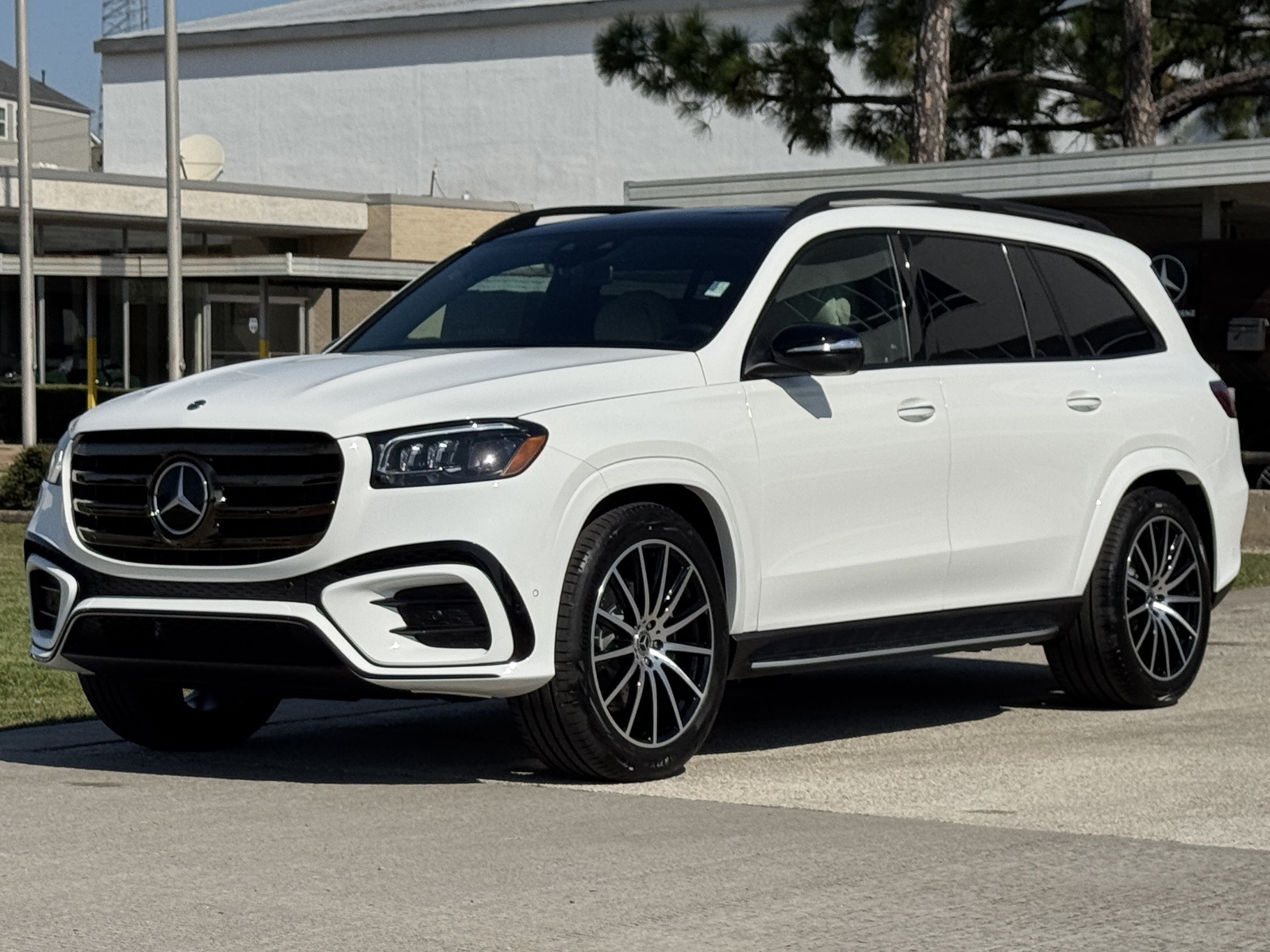 2026 Mercedes Benz GLS 580 4MATIC photo 3