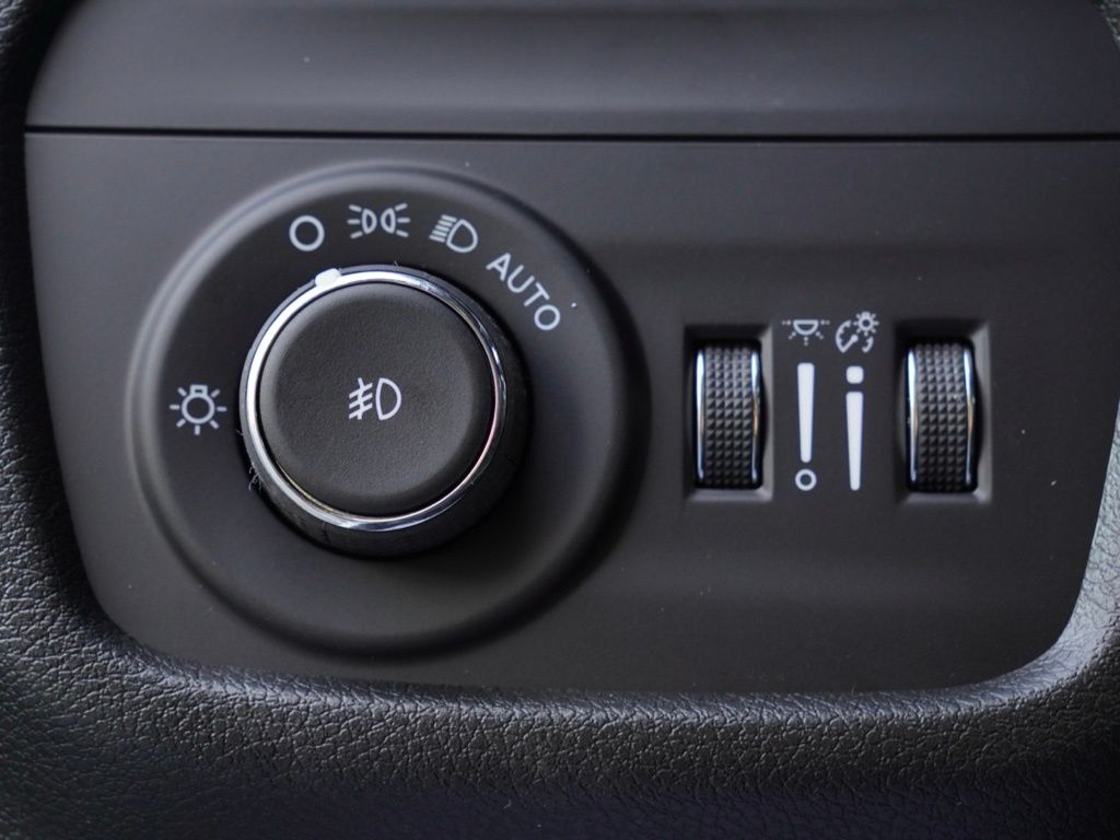 New 2025 Bright White Clear-Coat Exterior Paint Jeep Limited Black Appearance Edition image 12