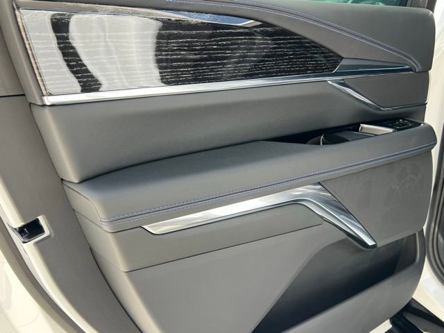 2025 Cadillac Escalade IQ Luxury photo 17
