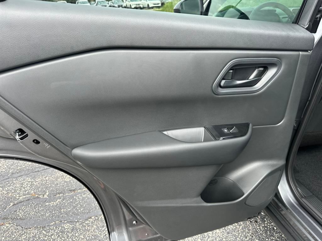 2026 Nissan Rogue S photo 14