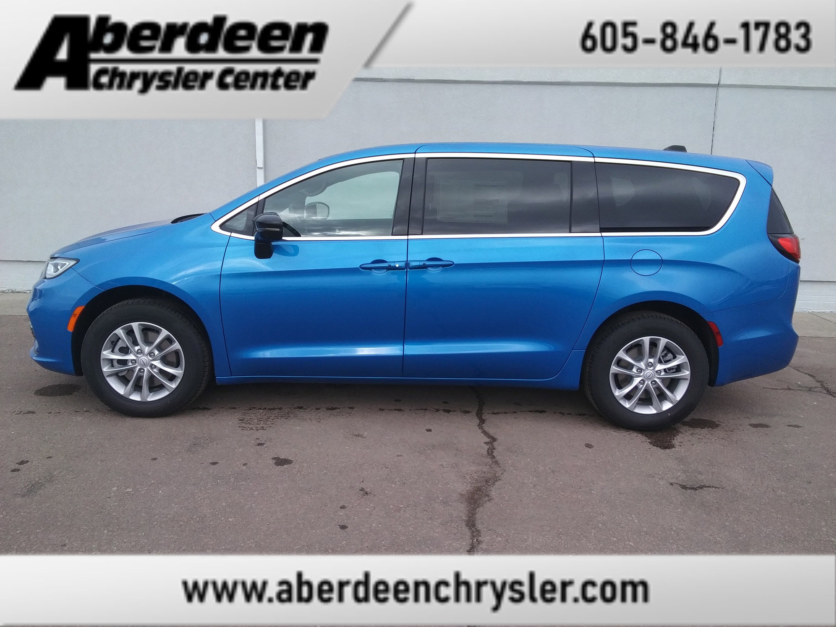 2026 Chrysler Pacifica Select's photo
