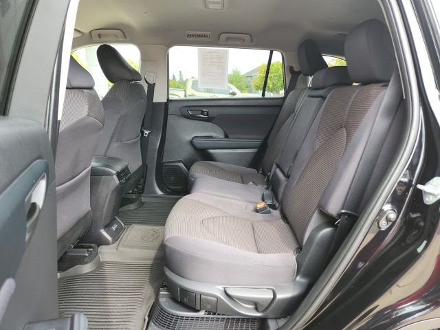 2022 Toyota Highlander Hybrid LE photo 13