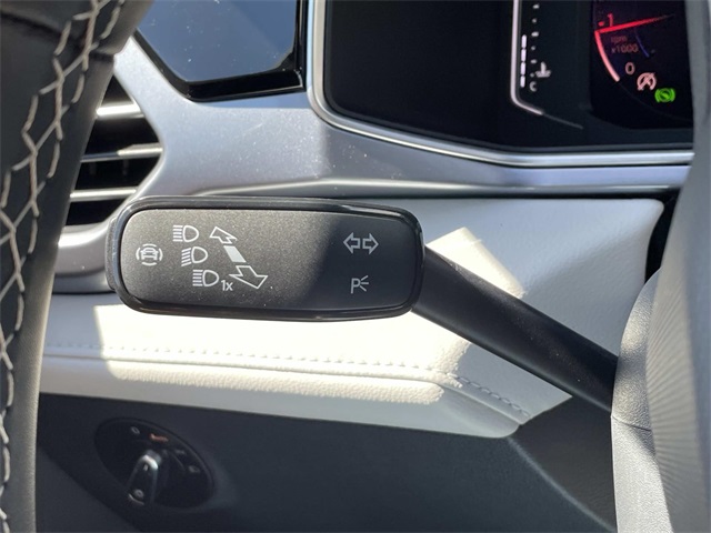 2025 Volkswagen Taos SEL photo 32