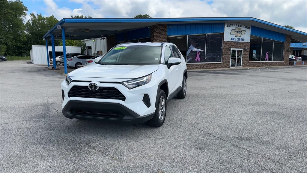 2023 Toyota RAV4 XLE photo 3