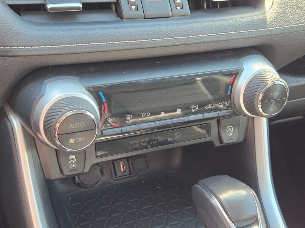 2020 Toyota RAV4 XLE Premium photo 23