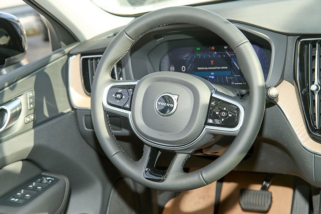 2026 VOLVO XC60 - Image 23