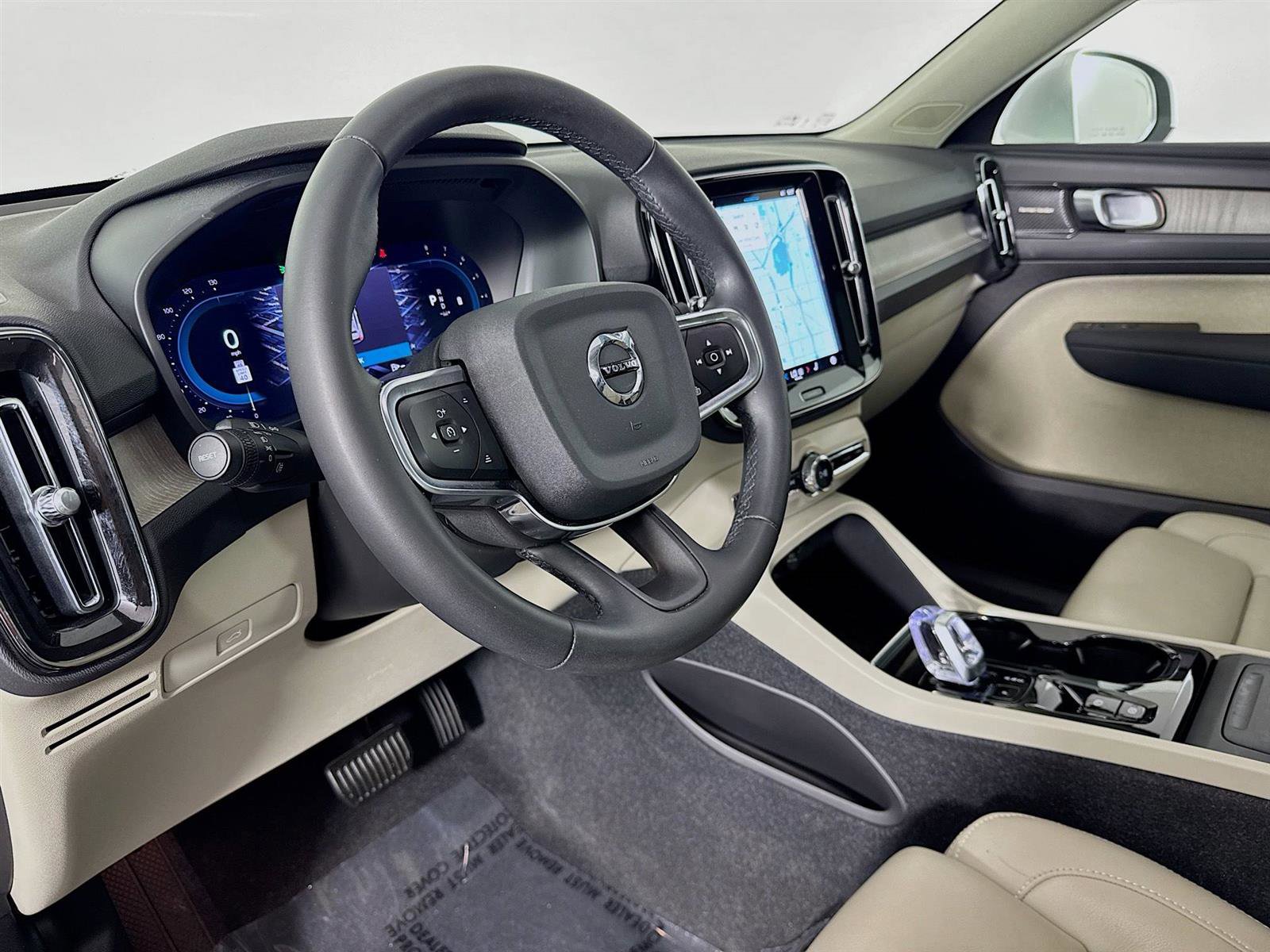 2024 Volvo XC40 Plus photo 9