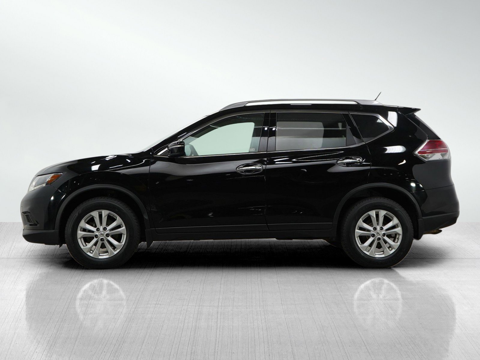 2014 Nissan Rogue SV photo 2