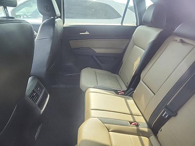 2022 Volkswagen Atlas Cross Sport V6 SEL R-Line photo 4