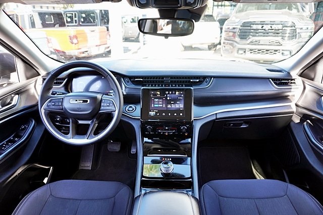 2023 Jeep Grand Cherokee Laredo photo 18