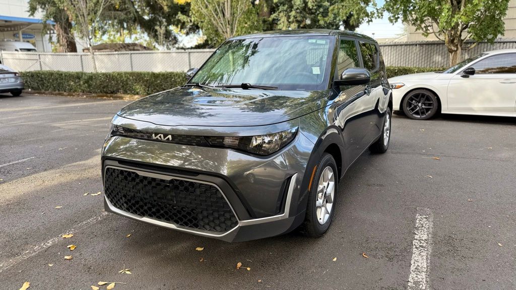2024 Kia Soul LX photo 2