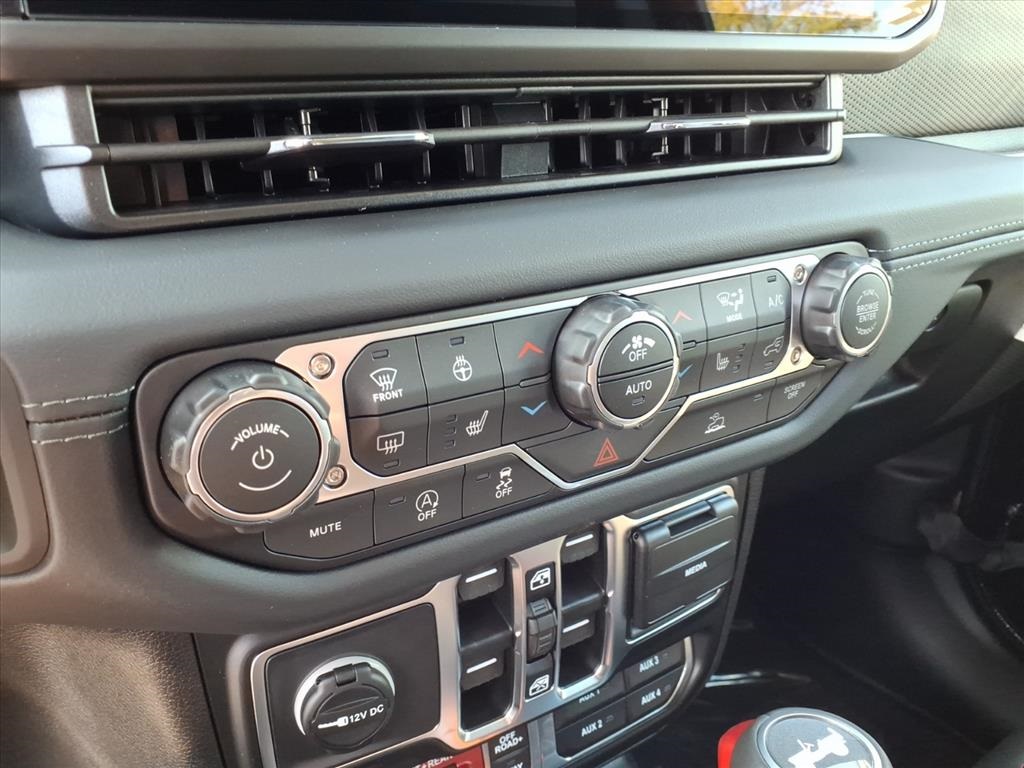 2025 Jeep Wrangler Rubicon photo 18