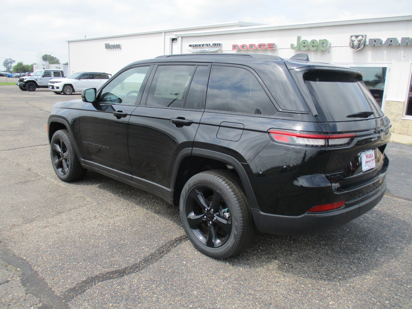 2025 Jeep Grand Cherokee Limited photo 3