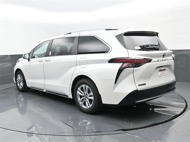 2024 Toyota Sienna Limited photo 3