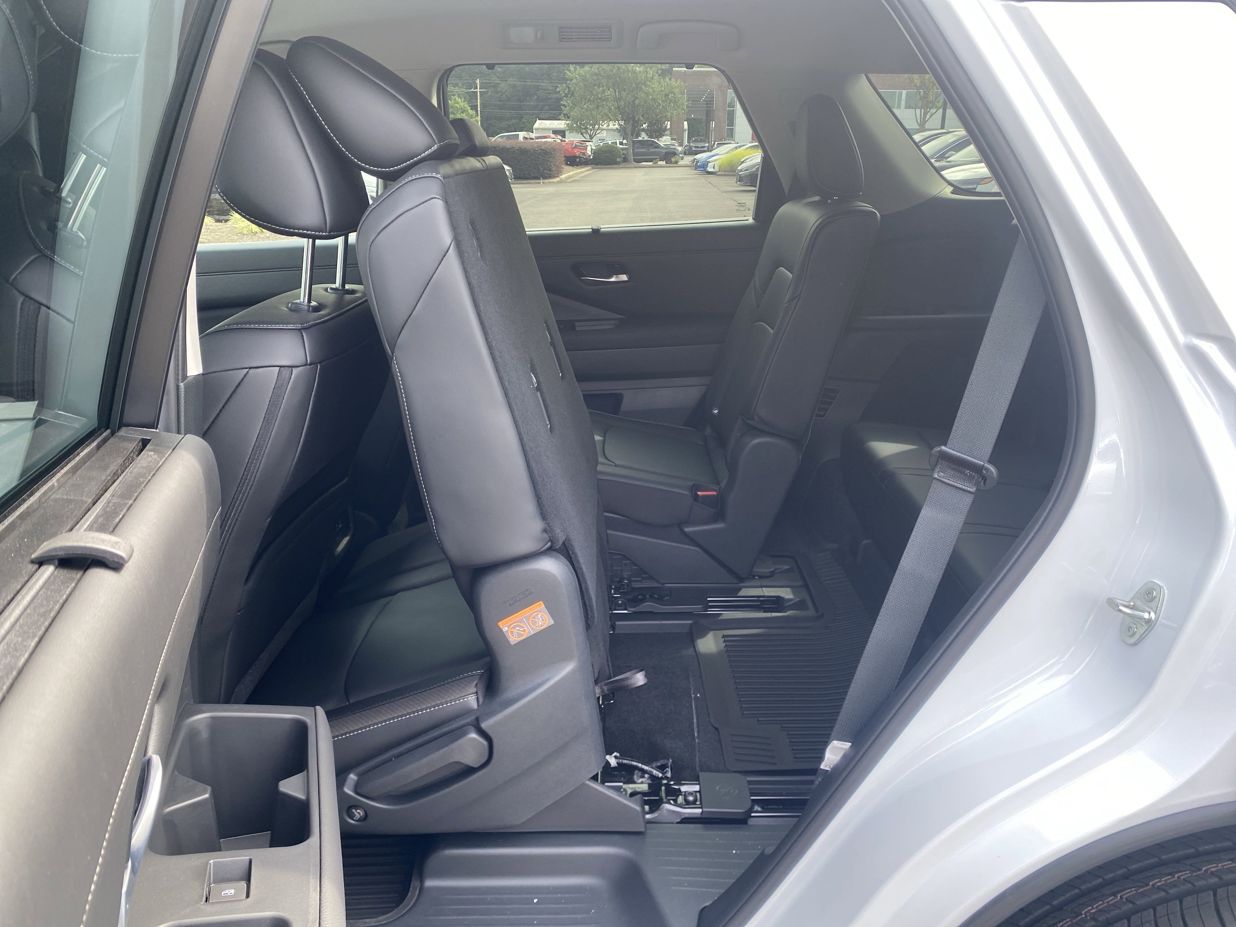 2025 Nissan Pathfinder SL photo 3