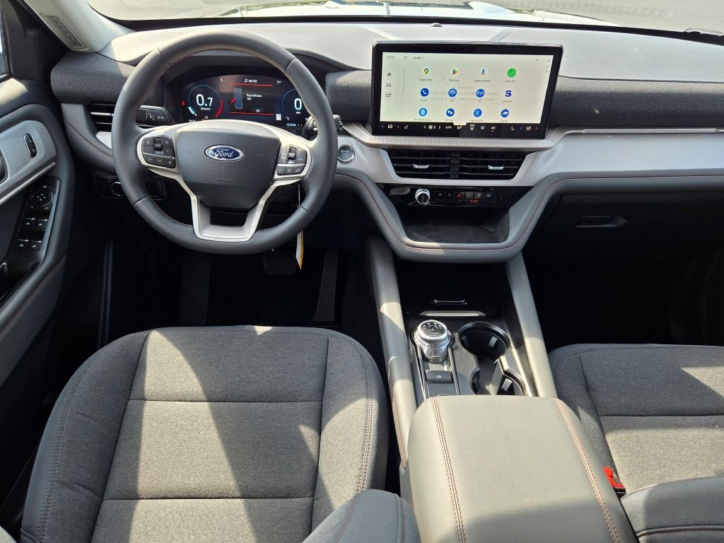 2025 Ford Explorer photo 18