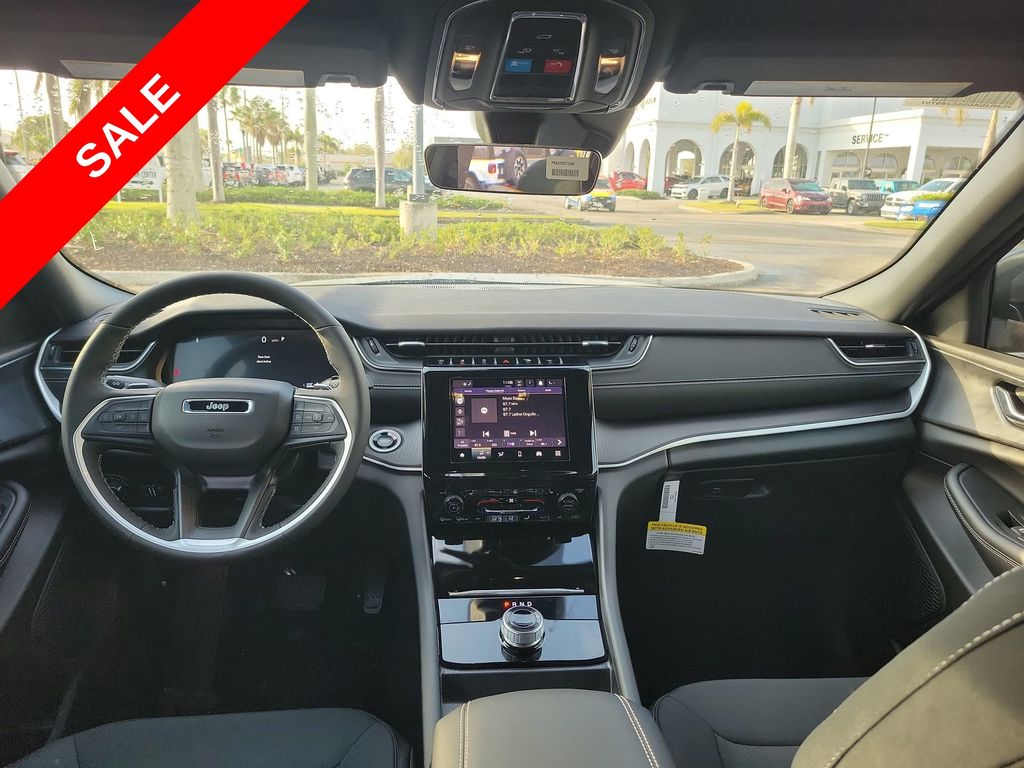 2025 Jeep Grand Cherokee Laredo Altitude photo 9