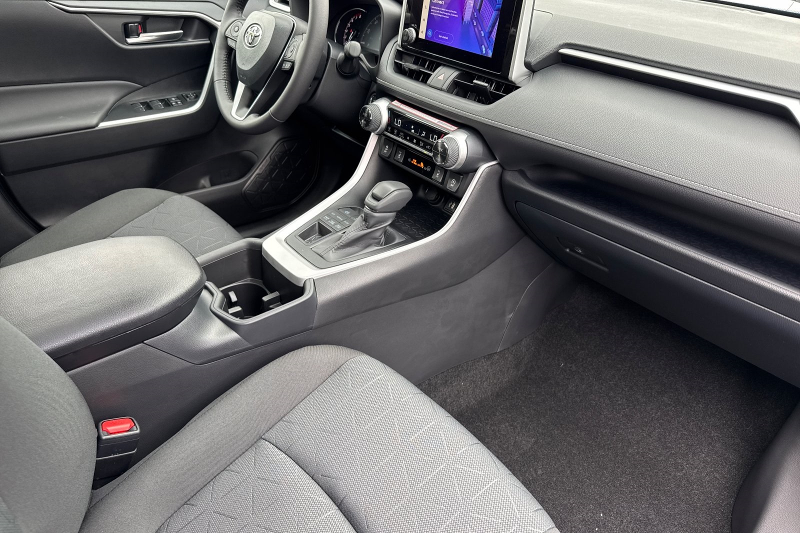2025 Toyota RAV4 XLE photo 12